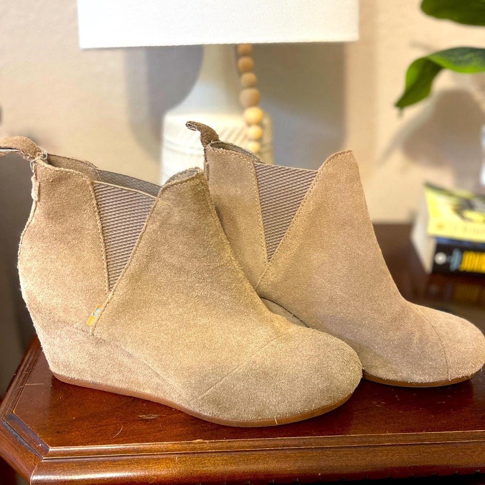 Toms size 8 boots